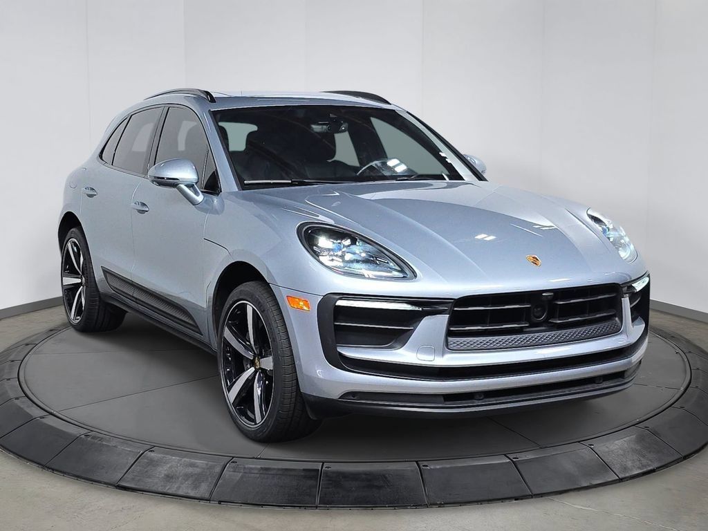 Certified 2023 Porsche Macan AWD/4WD image 9