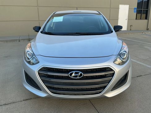 Used 2017 Hyundai Elantra GT FWD image 2