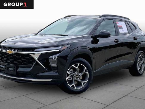 Used 2024 Chevrolet Trax LT w/ Sunroof Package FWD image 1