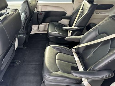 Used 2024 Chrysler Pacifica Limited FWD image 25
