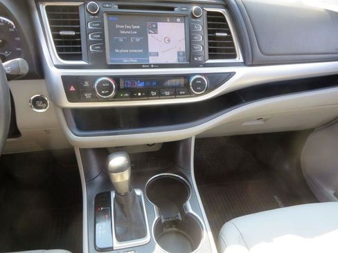 Used 2015 Toyota Highlander XLE FWD image 19