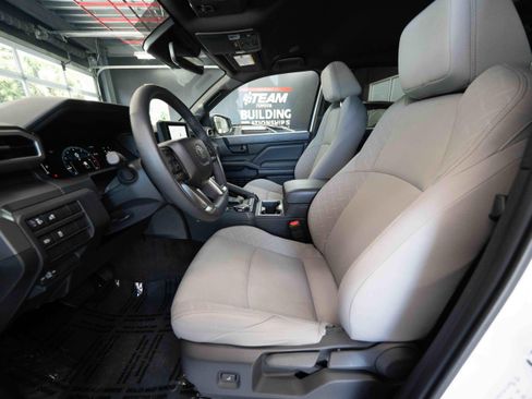 Certified 2025 Toyota Tacoma SR5 AWD/4WD image 10