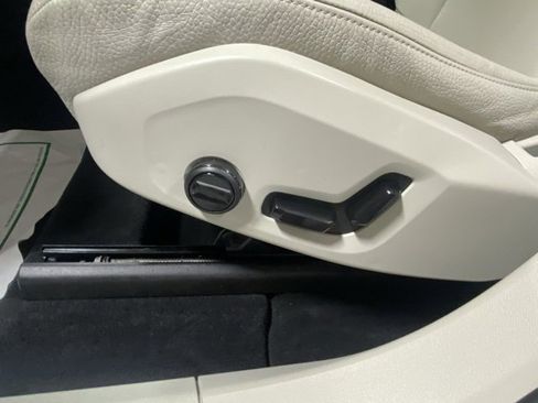 Used 2022 Volvo XC60 B5 Momentum w/ Climate Package image 12