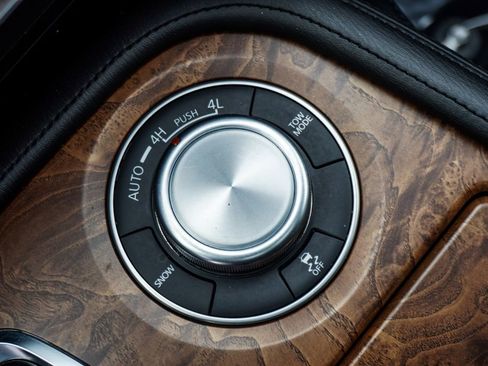 Used 2024 Nissan Armada SL image 28