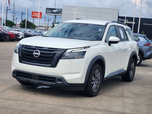 Used 2025 Nissan Pathfinder SV FWD image 3