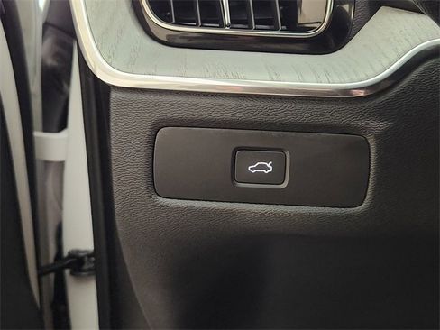 Used 2025 Volvo XC60 B5 Plus image 22