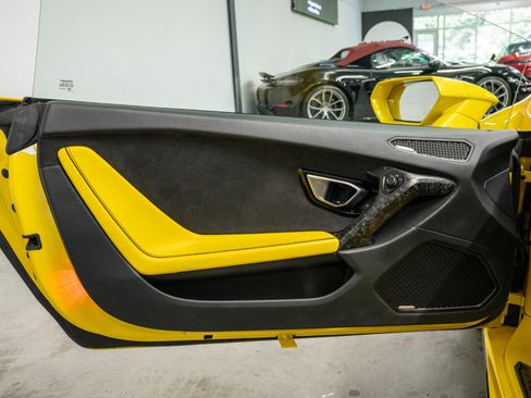 Used 2021 Lamborghini Huracan EVO RWD image 37