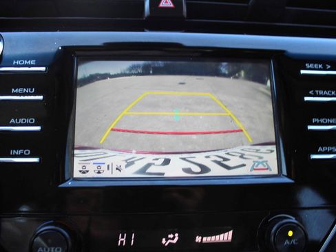 Used 2018 Toyota Camry SE image 13