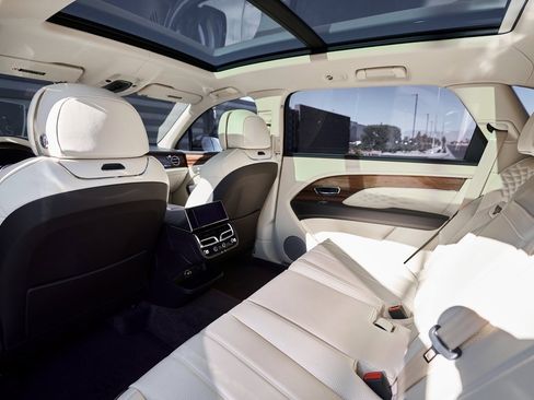 Used 2023 Bentley Bentayga Extended Wheelbase image 37