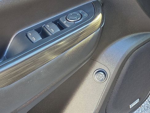 Used 2023 GMC Acadia SLT w/ Elevation Edition image 15