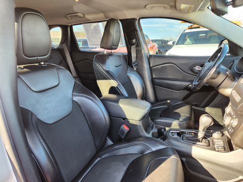 Used 2021 Jeep Cherokee Latitude Plus image 16