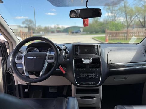 Used 2014 Chrysler Town & Country Touring image 24