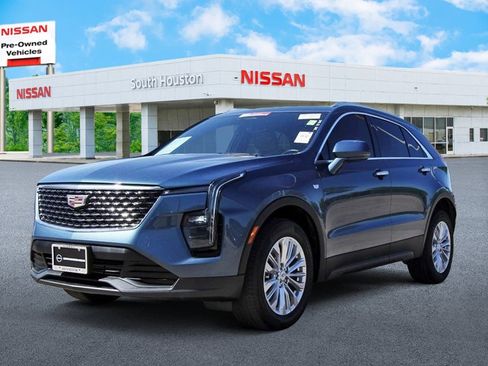 Used 2024 Cadillac XT4 Luxury w/ Cold Weather Package image 2