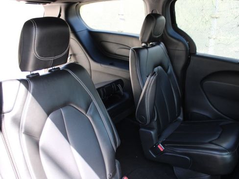 Used 2025 Chrysler Pacifica Select FWD image 23