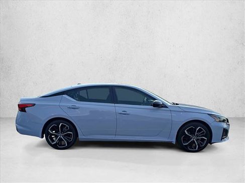 Used 2024 Nissan Altima 2.5 SR w/ SR Premium Package image 3