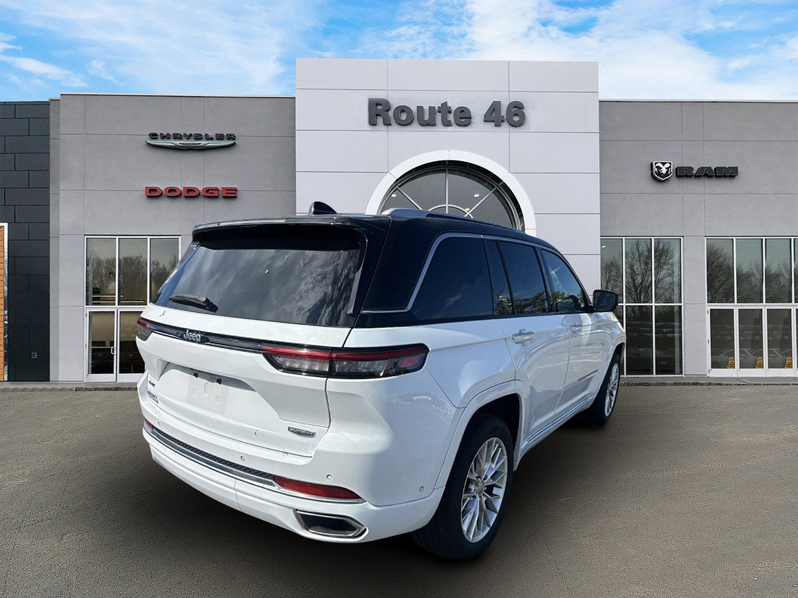 Used 2023 Jeep Grand Cherokee Summit AWD/4WD image 2