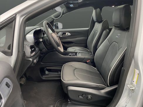 New 2026 Chrysler Pacifica Limited w/ S Appearance Package AWD/4WD image 4