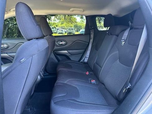 Used 2020 Jeep Cherokee Latitude FWD image 15