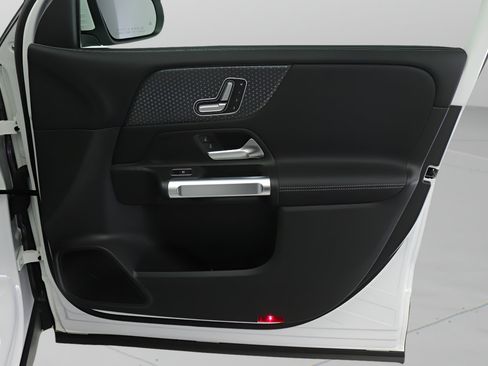 Used 2026 Mercedes-Benz GLB 250 image 21