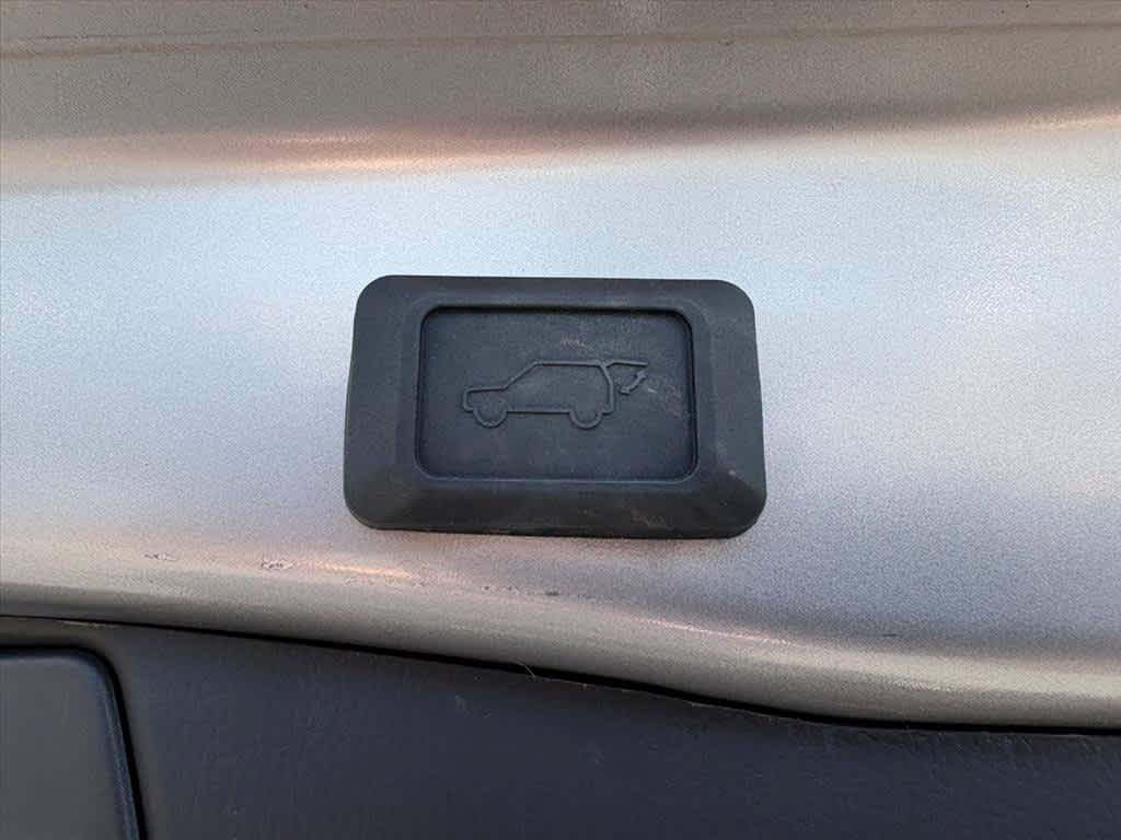 Used 2022 Toyota RAV4 Limited FWD image 30