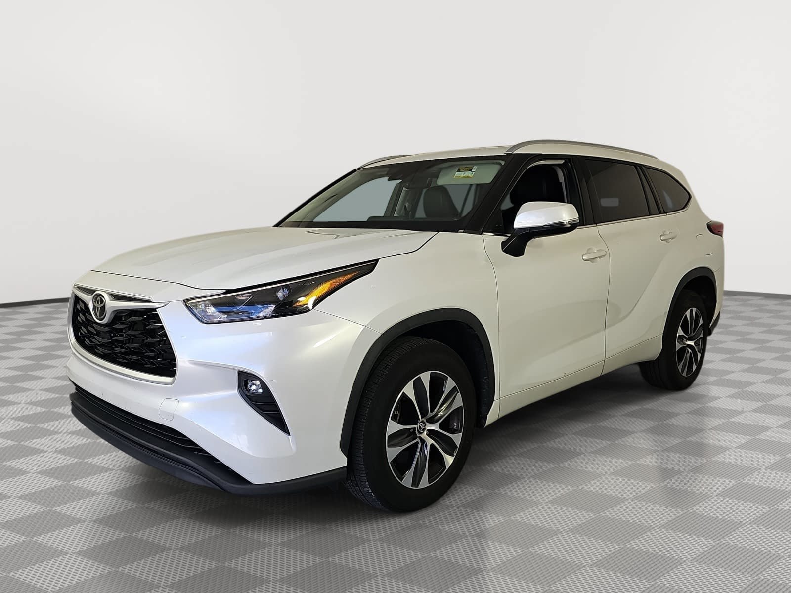 Used 2022 Toyota Highlander XLE FWD image 4