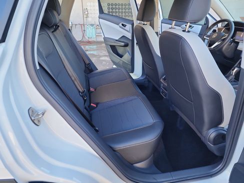 Certified 2025 Volkswagen Taos SE w/ Black Wheel Package image 18