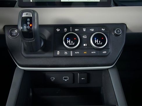 Used 2023 Land Rover Defender 110 X-Dynamic SE image 25