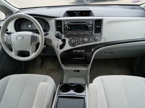 Used 2011 Toyota Sienna LE w/ Towing Pkg FWD image 10