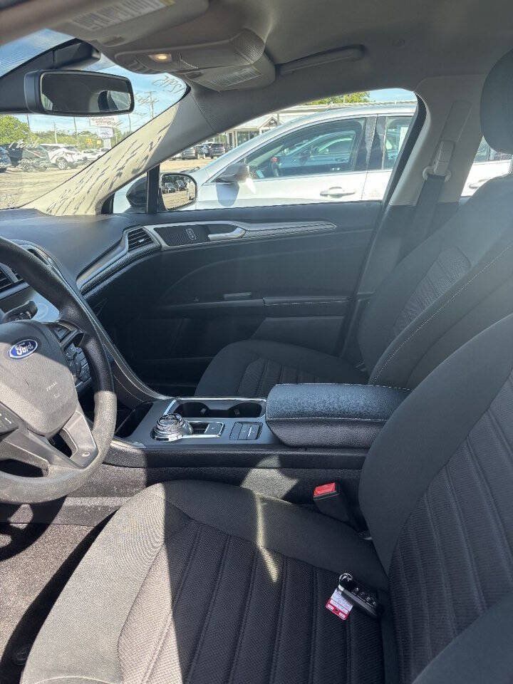 Used 2019 Ford Fusion SE FWD image 4