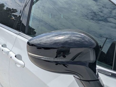 Used 2025 Chrysler Pacifica Select FWD image 11