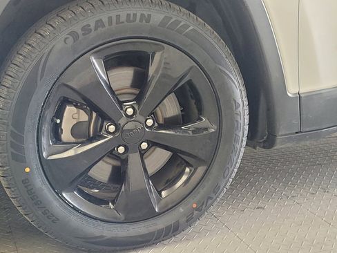 Used 2020 Jeep Cherokee Latitude Plus image 31