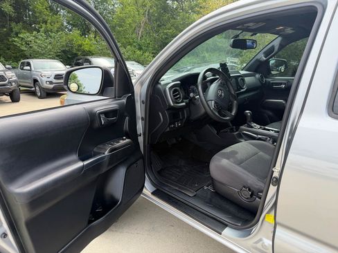 Used 2017 Toyota Tacoma TRD Sport AWD/4WD image 12