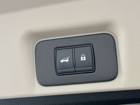 Used 2023 Nissan Ariya AWD image 32