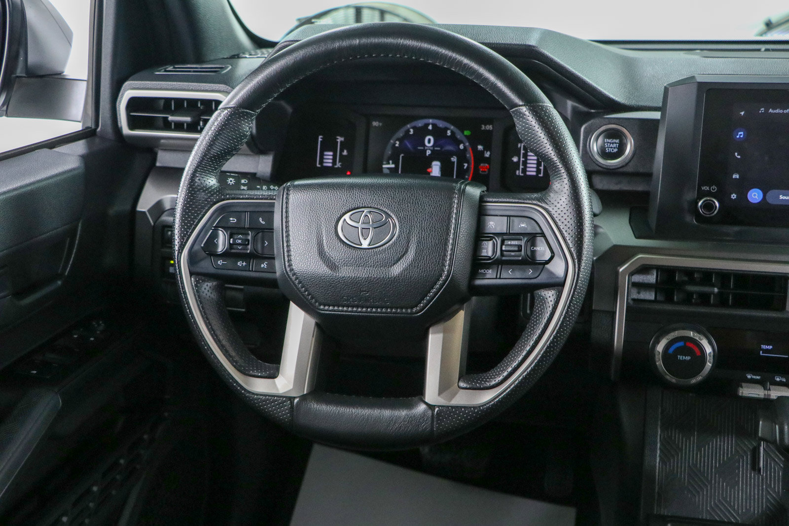 Used 2025 Toyota 4Runner SR5 AWD/4WD image 13