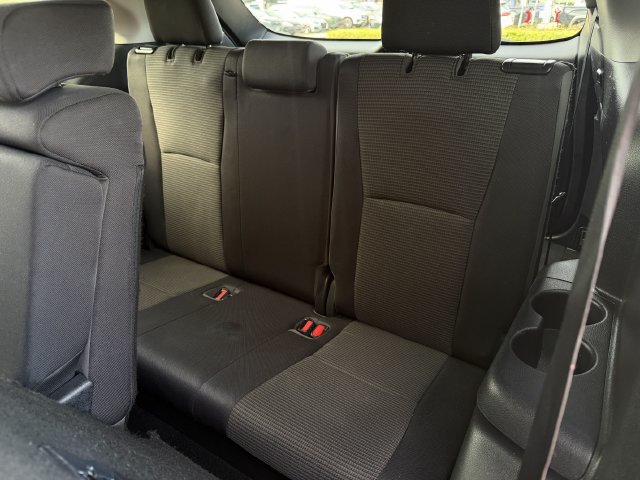Used 2021 Toyota Highlander LE FWD image 27
