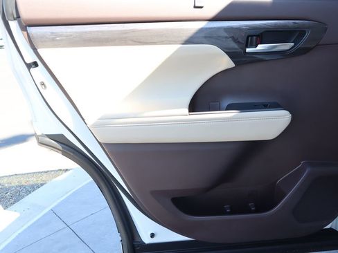 Used 2021 Toyota Highlander Limited image 25