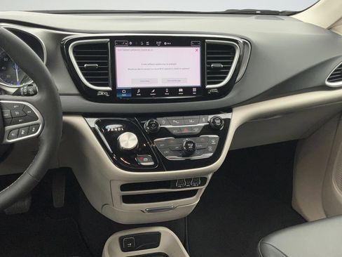 Used 2023 Chrysler Pacifica Touring-L FWD image 16