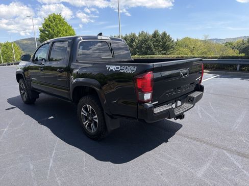 Used 2019 Toyota Tacoma TRD Sport AWD/4WD image 6