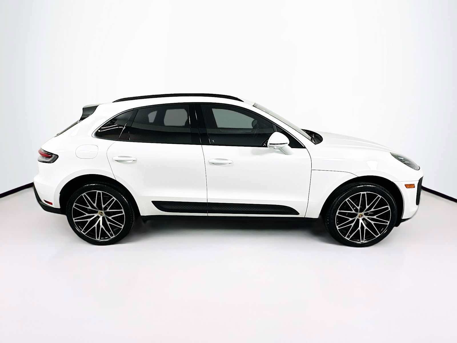 Certified 2026 Porsche Macan AWD/4WD image 8