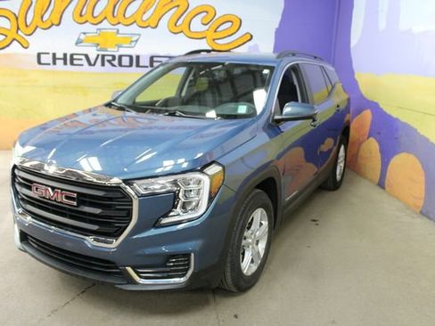 Used 2024 GMC Terrain SLE w/ Driver Convenience Package FWD image 4