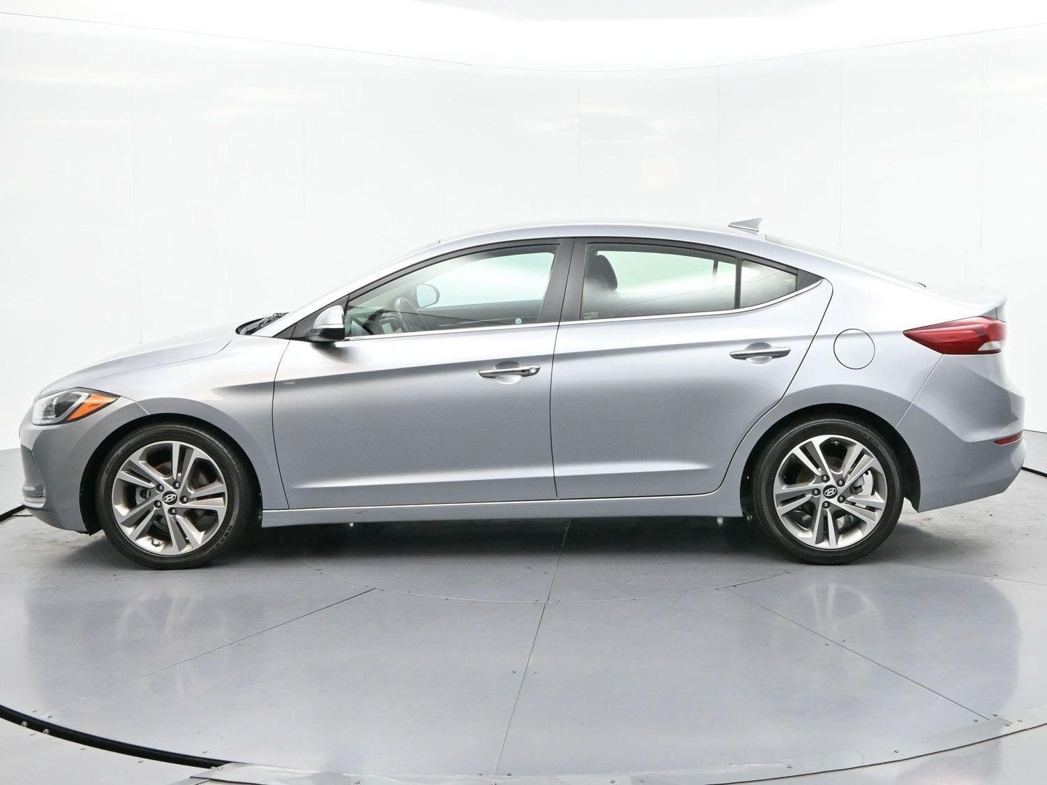 Used 2017 Hyundai Elantra Limited FWD image 4