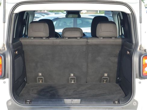Used 2015 Jeep Renegade Latitude FWD image 9