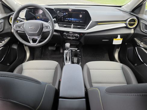 New 2026 Chevrolet Trax LT w/ Sunroof Package FWD image 18