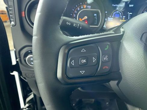 Used 2025 Jeep Gladiator Rubicon w/ Convenience Group image 12