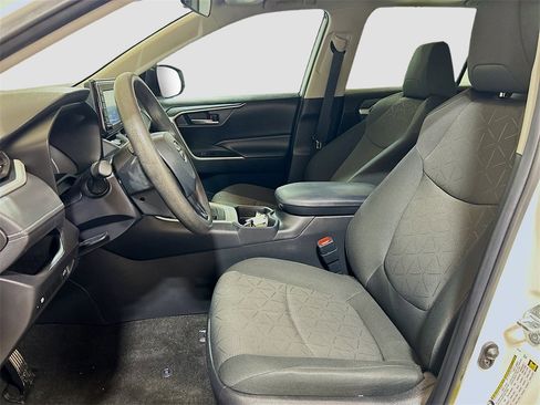Used 2021 Toyota RAV4 XLE image 17