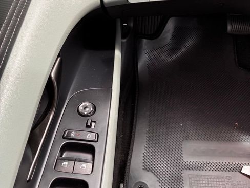 Used 2025 Hyundai Elantra Limited FWD image 25