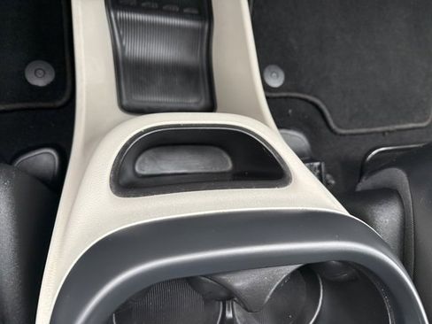 Used 2023 Chrysler Pacifica Touring-L image 34