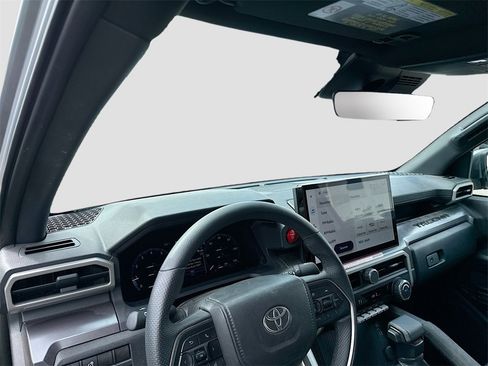 Used 2025 Toyota Tacoma TRD Sport image 9