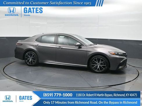 Used 2022 Toyota Camry SE image 1