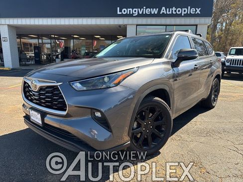 Used 2024 Toyota Highlander LE image 1